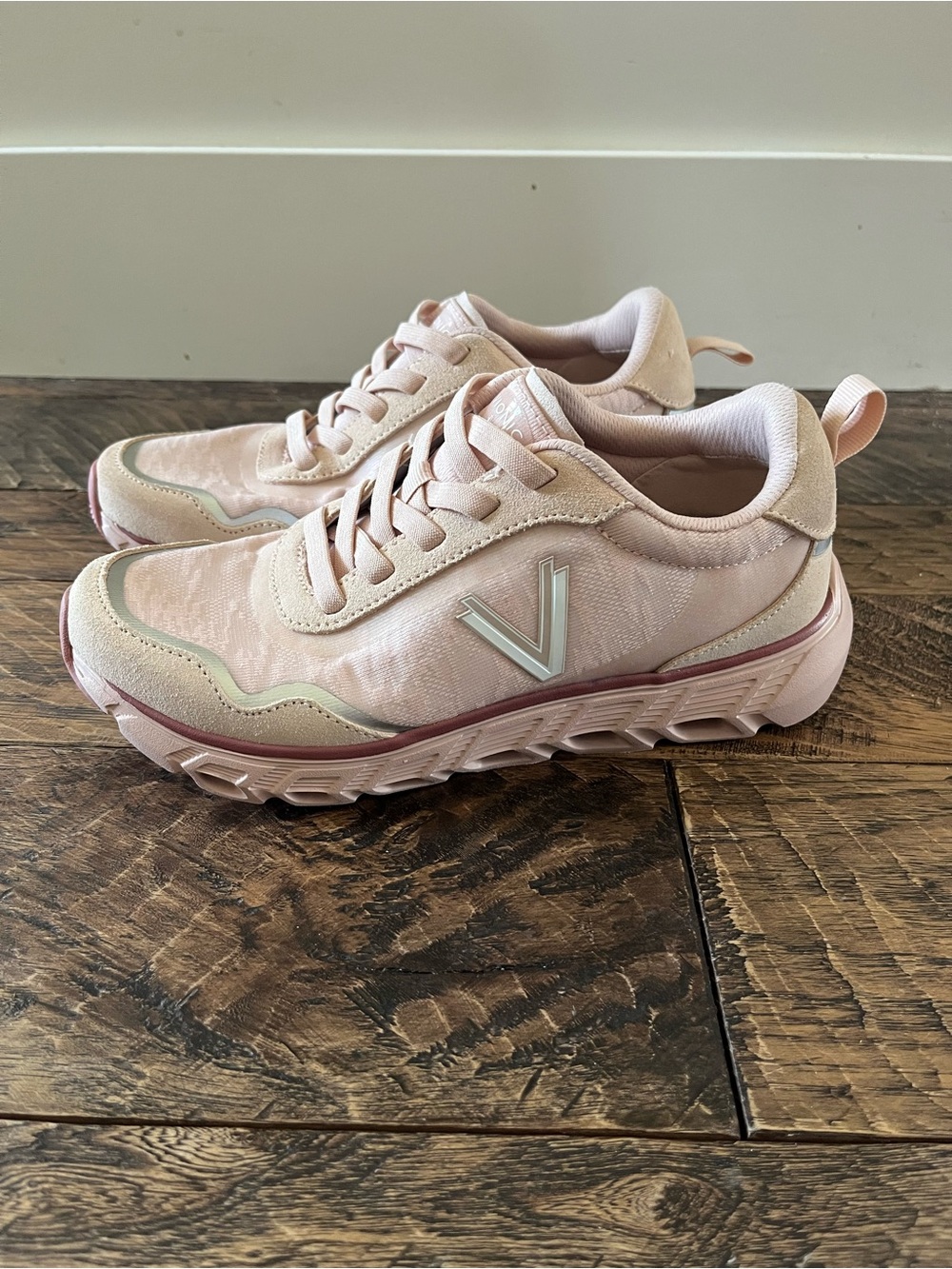 Like new. VIONIC Presley Lace-Up Sneaker - Cameo Rose